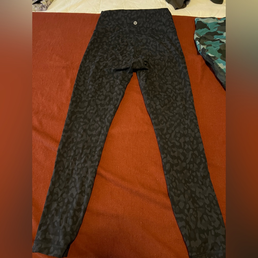 🍋 Lululemon align size 6 Black camo Print leggings 28 inch